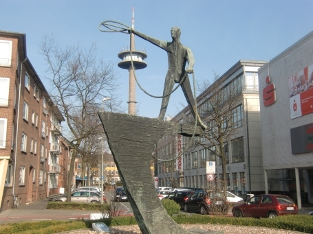 Wesel : Das Peter-Minuit-Denkmal wurde 1963 von Hermann Kunkler geschaffen und steht auf der Verkehrsinsel an der Moltkestraße. Es ist 4 Meter hoch, 1,6 Tonnen schwer und aus Bronze.